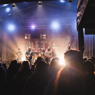 Pojďte se s námi skrze fotky vrátit do minulé soboty na koncert v Jablonném nad Orlicí 🤩

Dnes míříme do Pardubic 😍 V rámci Hudebního léta na zámku zahrajeme od 20:45.

Davy šílí!!!
Poletíme?